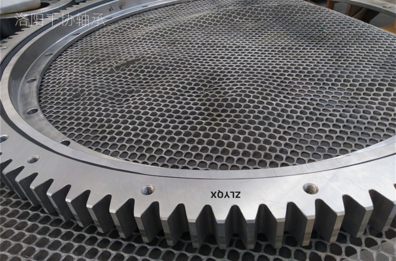 [ZLYQX]什么原因?qū)е禄剞D(zhuǎn)支承在塔吊上發(fā)出響動(dòng)，解決方法是什么？